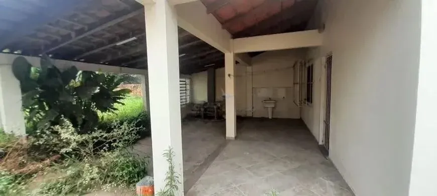 Imagem Casa térrea com 2 dormitórios, amplo pátio e 3 vagas.