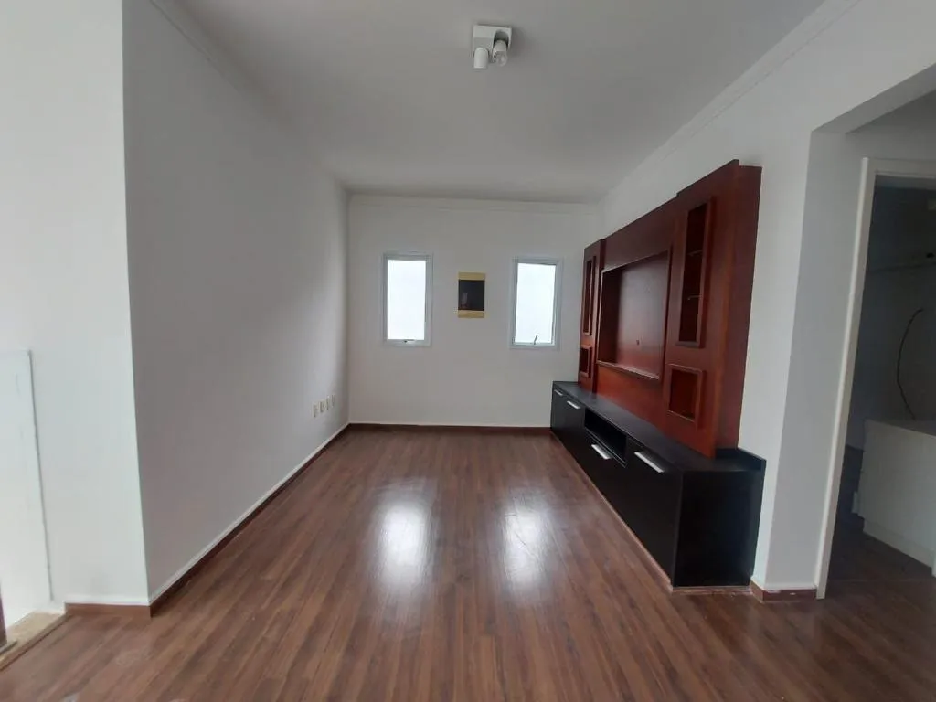 Imagem Casa Sobrado de 489m² de Terreno Localizado no Jardim Residencial Village Vert!