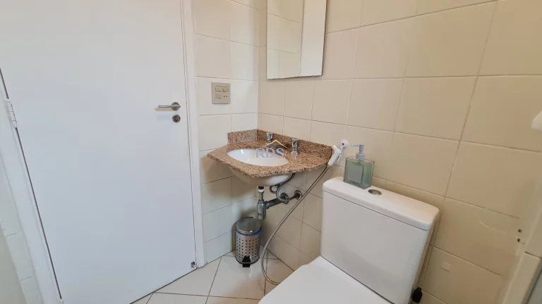 Imagem Vende um aconchegante apartamento de 51m², com dois dormitórios sendo uma suíte, uma vaga coberta