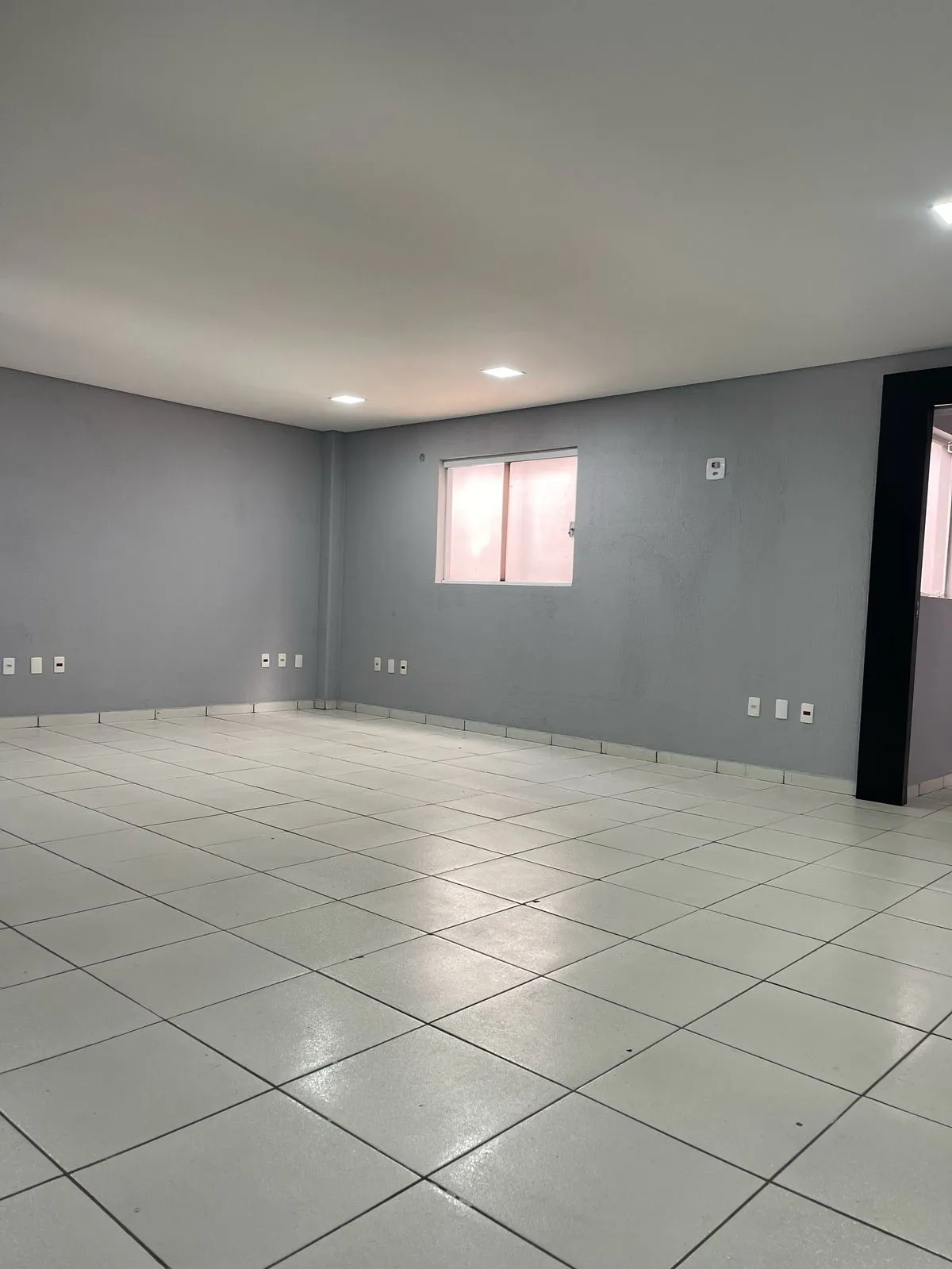 Imagem Galpão para Locação em Sorocaba - 290m² com Mezanino e Estrutura Moderna