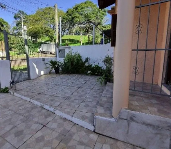 Imagem Casa de 2 dormitórios para venda ,pronta para morar no bairro Santo Antônio em Porto Alegre/RS.