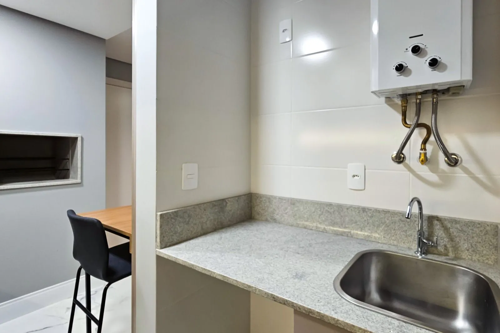 Imagem Apartamento completamente mobiliado e decorado, sacada, churrasqueira e vaga, com vista!