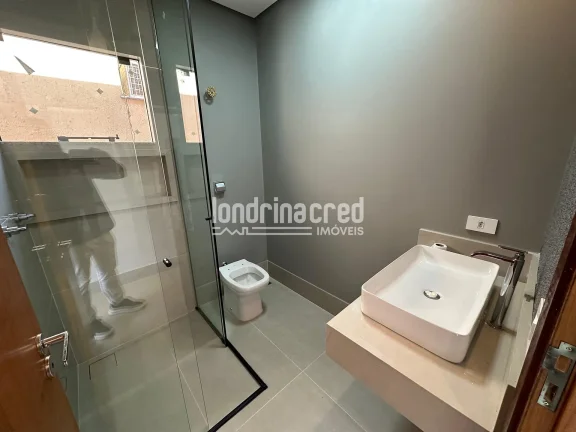 Imagem Casa assobradada à venda com 106m² de área construída, 2 dormitórios (1 suíte), 3 banheiros e 2 vagas de garagem em terreno de 125m².