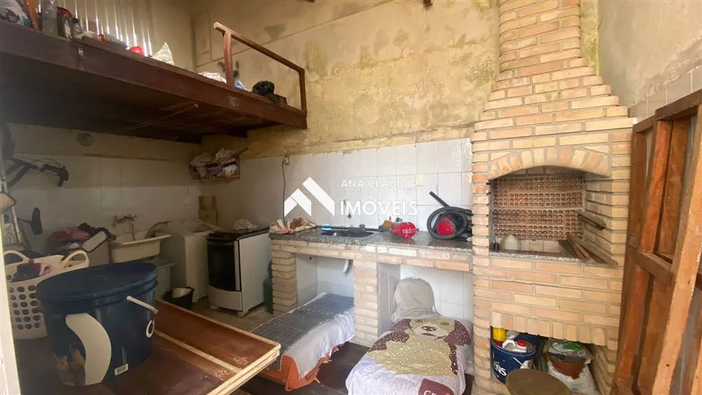 Imagem Casa bem localizada na praia de Mongaguá lado serra , próxima ao centro da cidade e a 450 metros da praia....