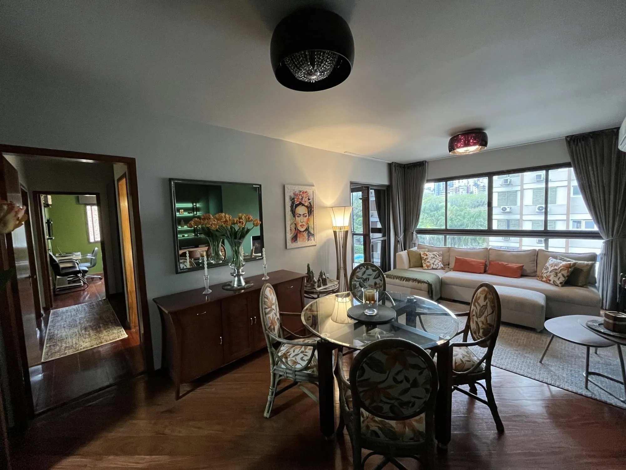 Apartamento de 2 quartos, suíte, churrasqueira, lareira e garagem Bela Vista POA