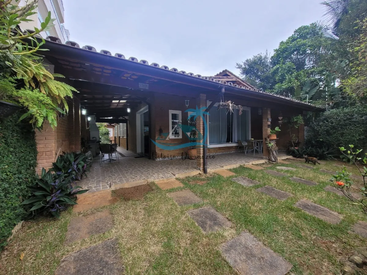 Imagem Excelente casa térrea com 5 dormitórios a venda à 200 metros da orla do Itaguá em Ubatuba.