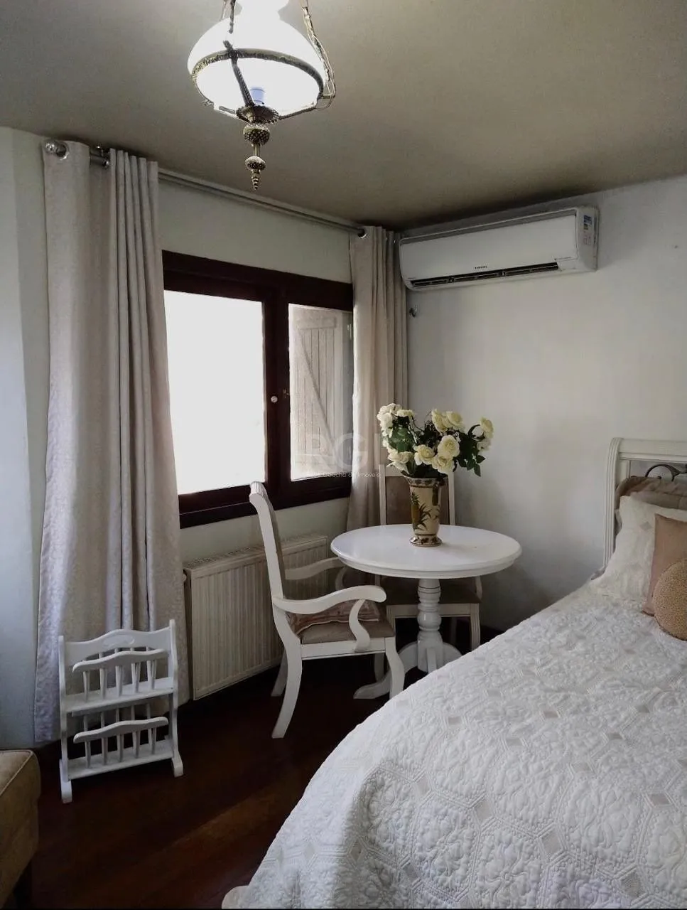 Imagem Sobrado para Venda - 295.24m², 3 dormitórios, sendo 3 suites, 2 vagas - Canela