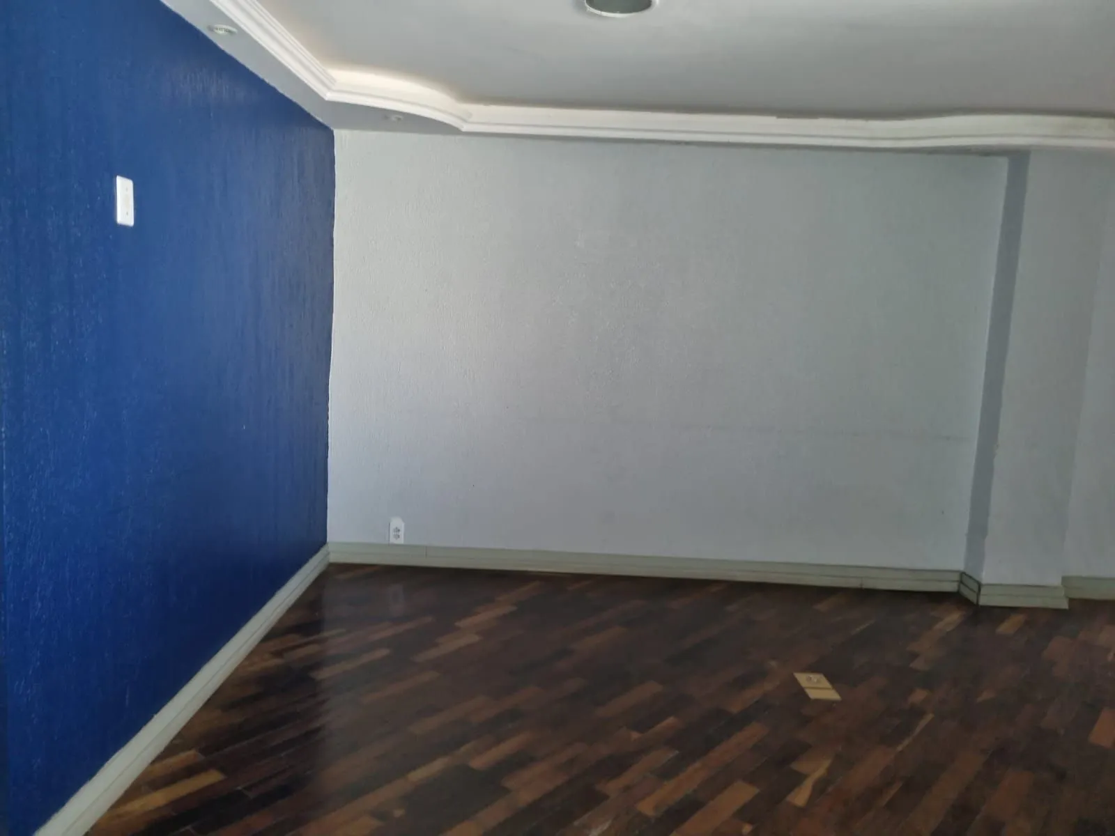 Imagem Conjunto Comercial em Floresta