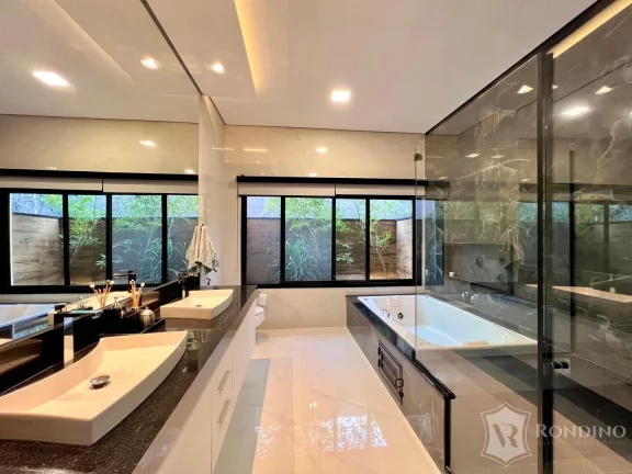 Imagem Casa t?(C)rrea em condomínio moderna com 03 suítes, escritório e cinema.