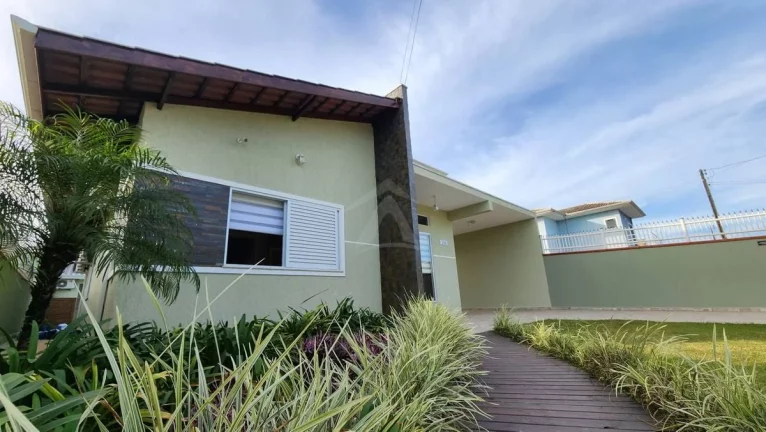 Imagem CASA COM PISCINA, 3 QUARTOS SENDO 1 SUÍTE, BAL MARILUZ