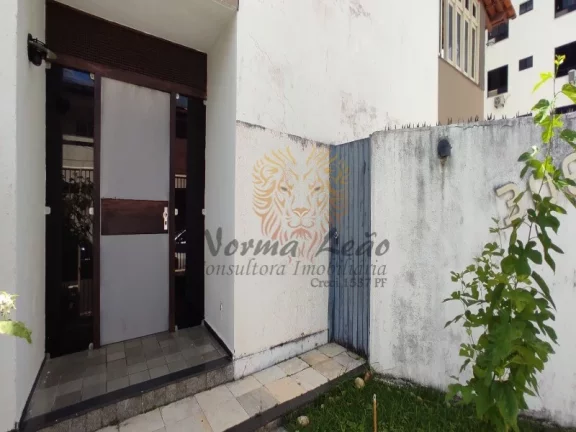 Imagem Casa à Venda no Bairro 13 de Julho, Aracaju-SE - 280 m², 4 quartos, 3 suítes, 3 salas, 5 banheiros e 3 vagas!