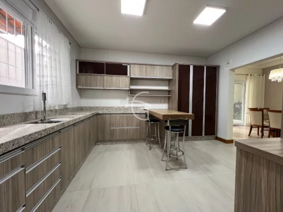 Imagem Essa casa de alto padrão é linda e encantadora.