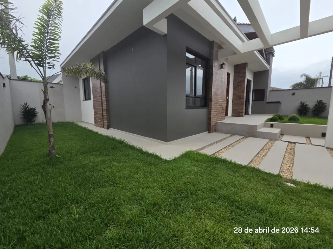 Imagem Casa de esquina em construção, com projeto moderno e excelente padrão de acabamento.
São 3 dormi...