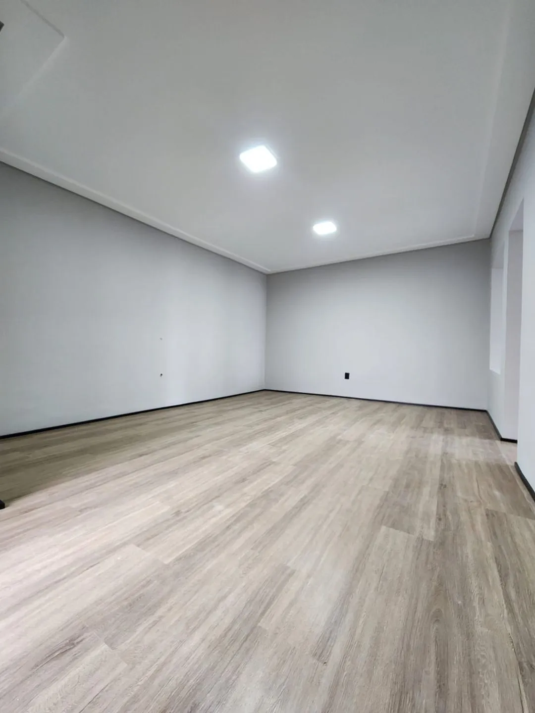 Imagem Sala comercial à venda em Caxias do Sul, São Pelegrino, com 2 quartos, 61.15m2