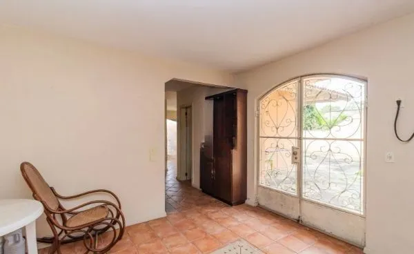 Imagem CASA DESOCUPADA E SEMI MOBILIADA, COM SUÍTE MASTER, SACADA, VISTA PANORÂMICA, EM AMPLO TERRENO NO SANTA TEREZA