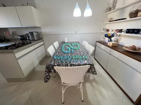 Imagem a 200m do mar com 3 dormitórios sendo 2 suítes, salas de estar com sacada e sala de jantar, cozinha com armários embutidos e despensa, área de serviço