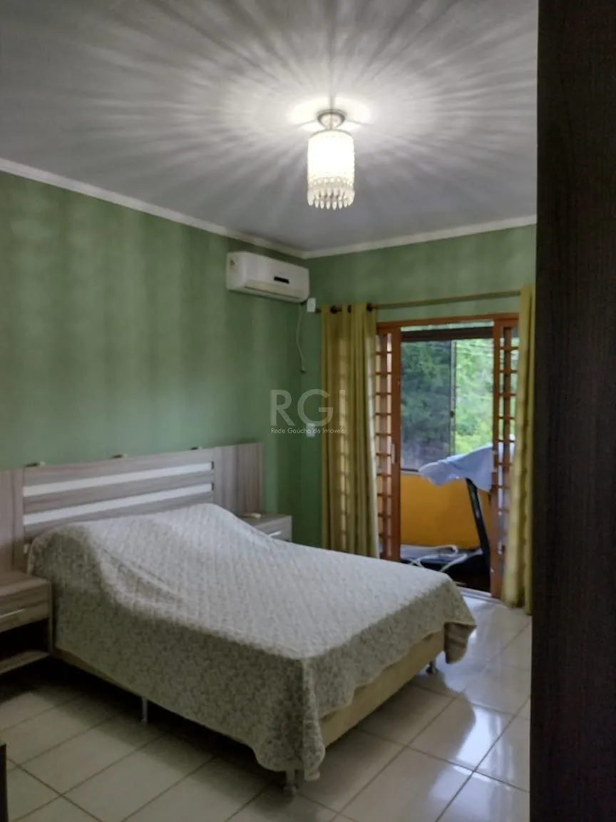 Imagem Casa para Venda - 0.18m², 2 dormitórios, sendo 2 suites, 3 vagas - Lomba do Pinheiro