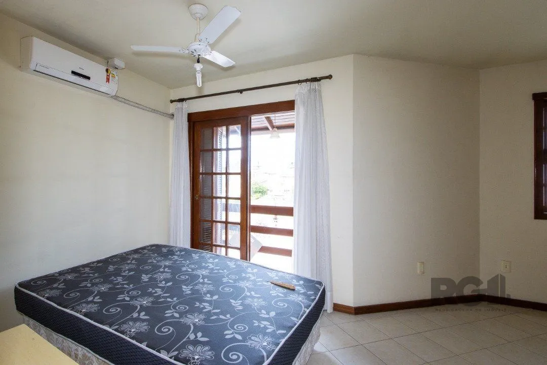 Imagem Casa em Condomínio na Zona Sul, no bairro Hípica, com 2 dormitórios, living para dois ambientes, cozinha mobiliada, lavabo
