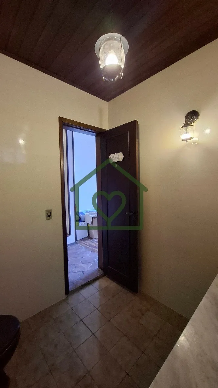 Imagem Casa 3 dormitórios sendo um suíte com sacada e garagem para dois carros. No andar inferior: Living...
