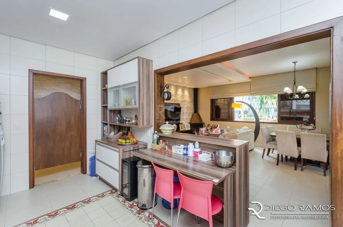 Imagem Casa para Venda - 216m², 4 dormitórios, sendo 1 suites, 4 vagas - Menino Deus