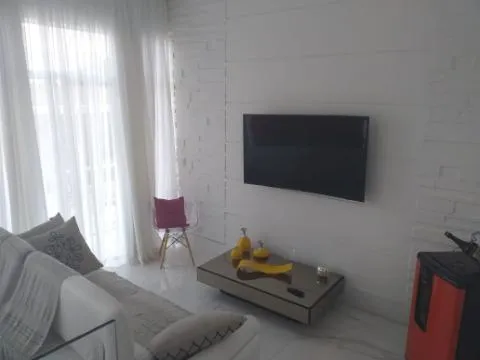 Imagem VENDA DE CASA NO CONDOMÍNIO ARUJÁ COUNTRY CLUB, EM ARUJÁ/SP, 380m² com 3 suítes, área gourmet com churrasqueira, cinema e 4 vagas. CONSULTE-NOS.