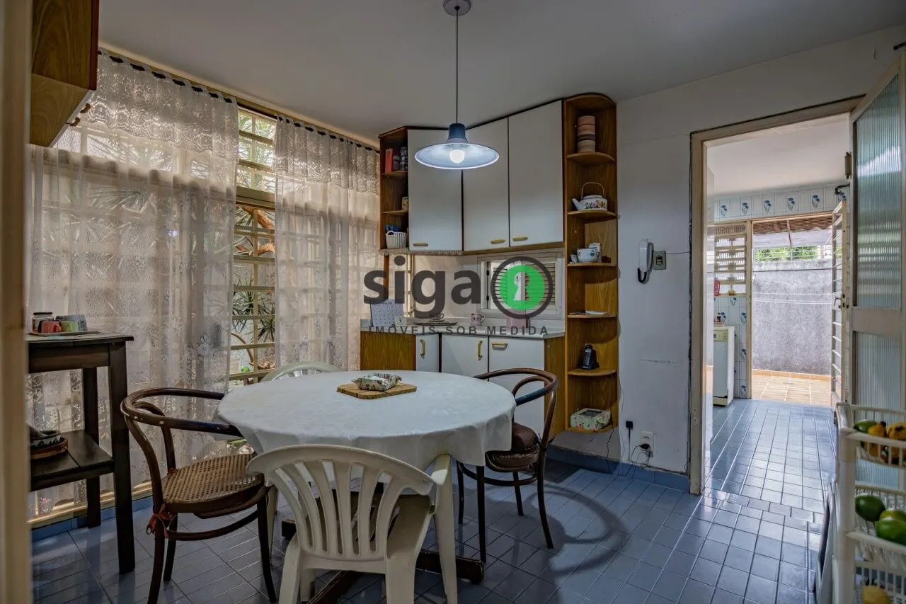 Imagem Casa a venda no Planalto Paulista, com 3 quartos e 6 vagas de garagem.