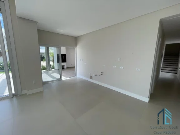 Imagem Casa a venda, Alto padrão, 04 suítes, piscina, no centro de Camboriú SC