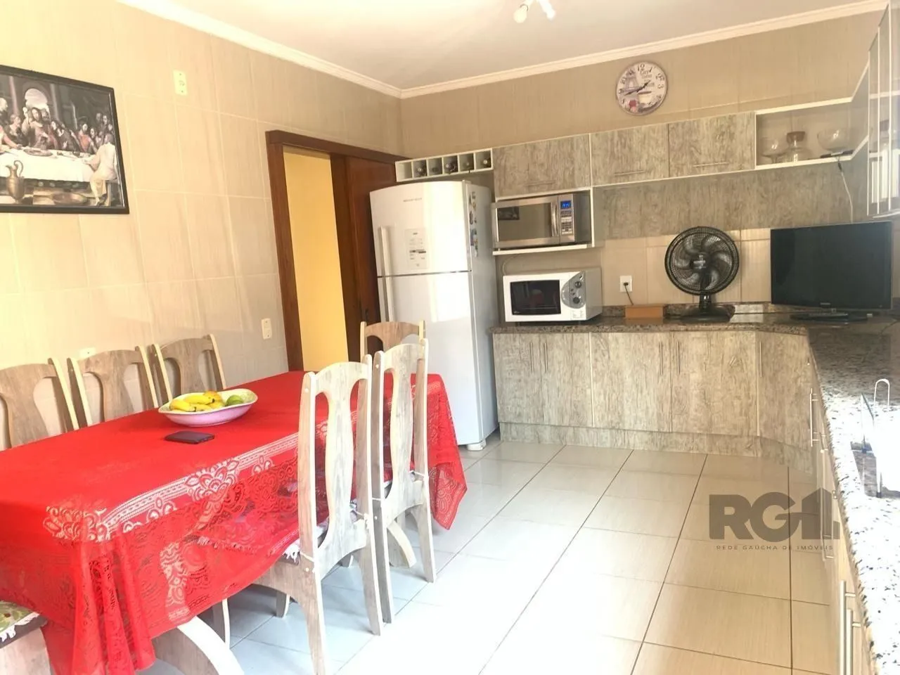 Imagem Casa com 3 quartos, 1 suíte, 3 vagas e 182m² para vender por R$ 890.000