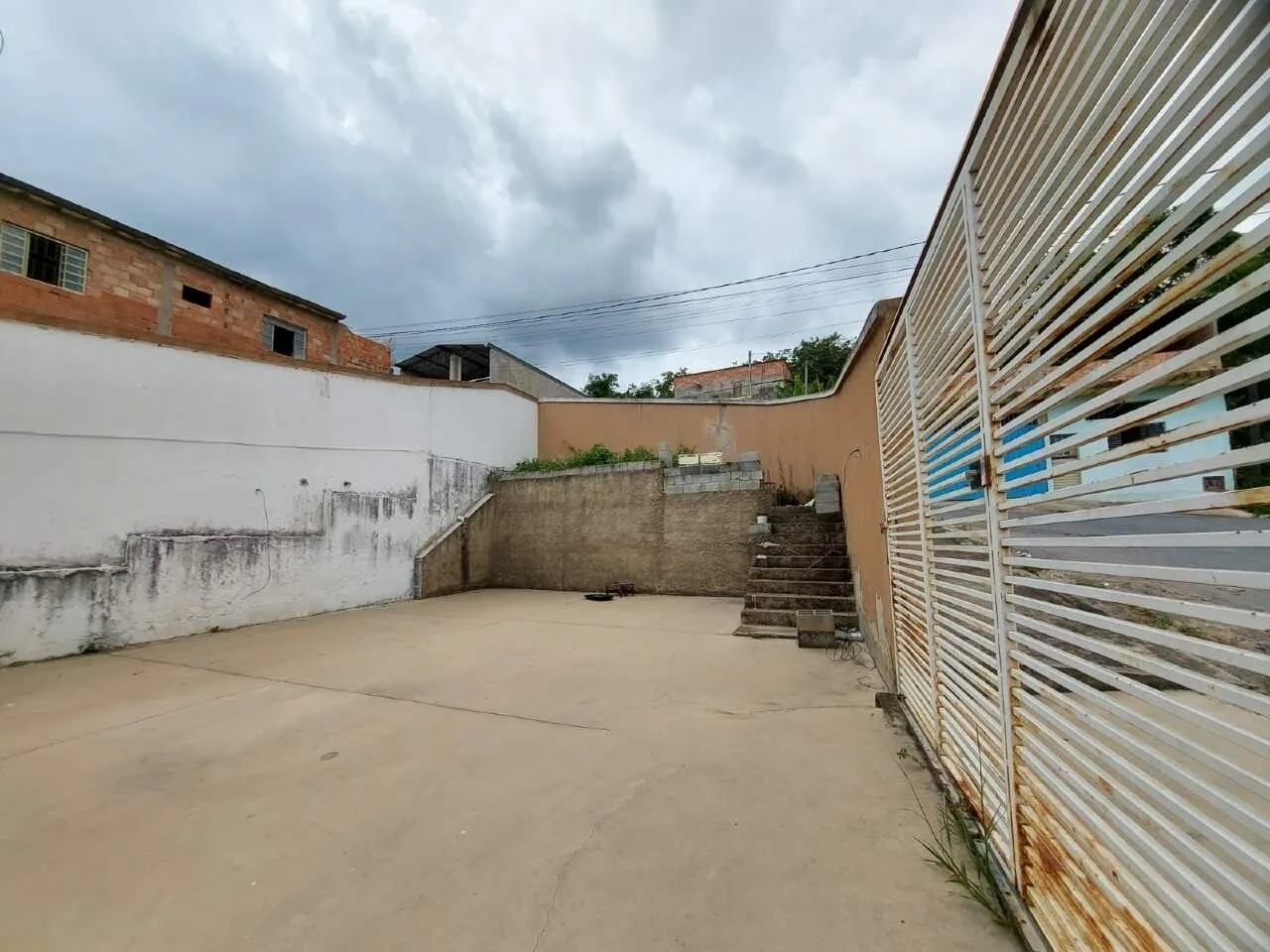 Imagem CASA AMPLA+3 VAGAS+2BANHEIROS+ARMARIO EMBUTIDO NO QUARTO