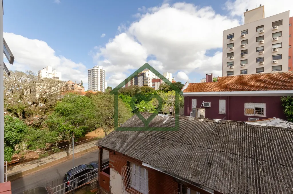 Imagem Apartamento de dois dormitórios no bairro Petrópolis, com sala de estar e jantar integradas e vent...