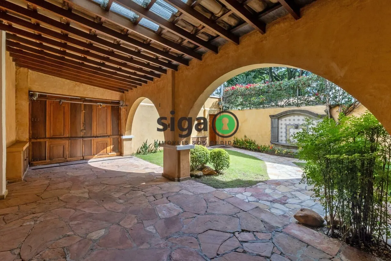 Imagem Casa Assobradada no Jardim Europa, com 3 suítes, Mobiliado, 2 vagas, para Venda ou locação.