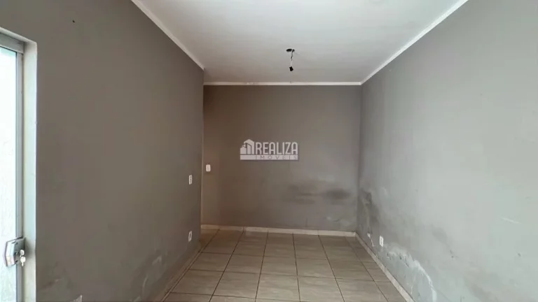 Imagem Casa Padrão para Alugar no Jardim Maracanã, Uberaba - 3 Dormitórios com Suíte e Churrasqueira na Varanda