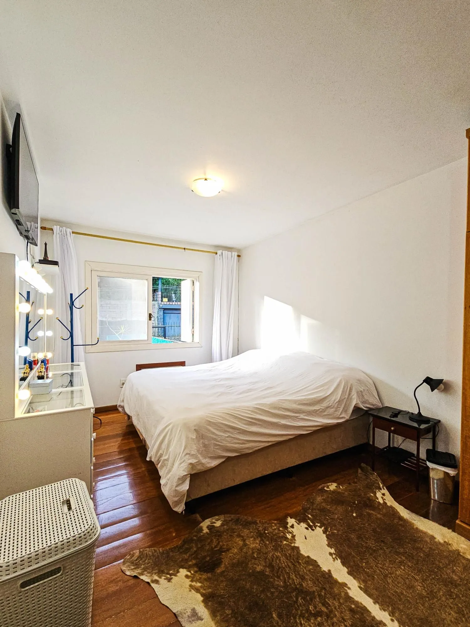 Imagem Casa na Vila Conceição, 3 dormitórios, 1 suíte, churrasqueira, lareira, 4 vagas, piscina aquecida e vista perene para o Rio.