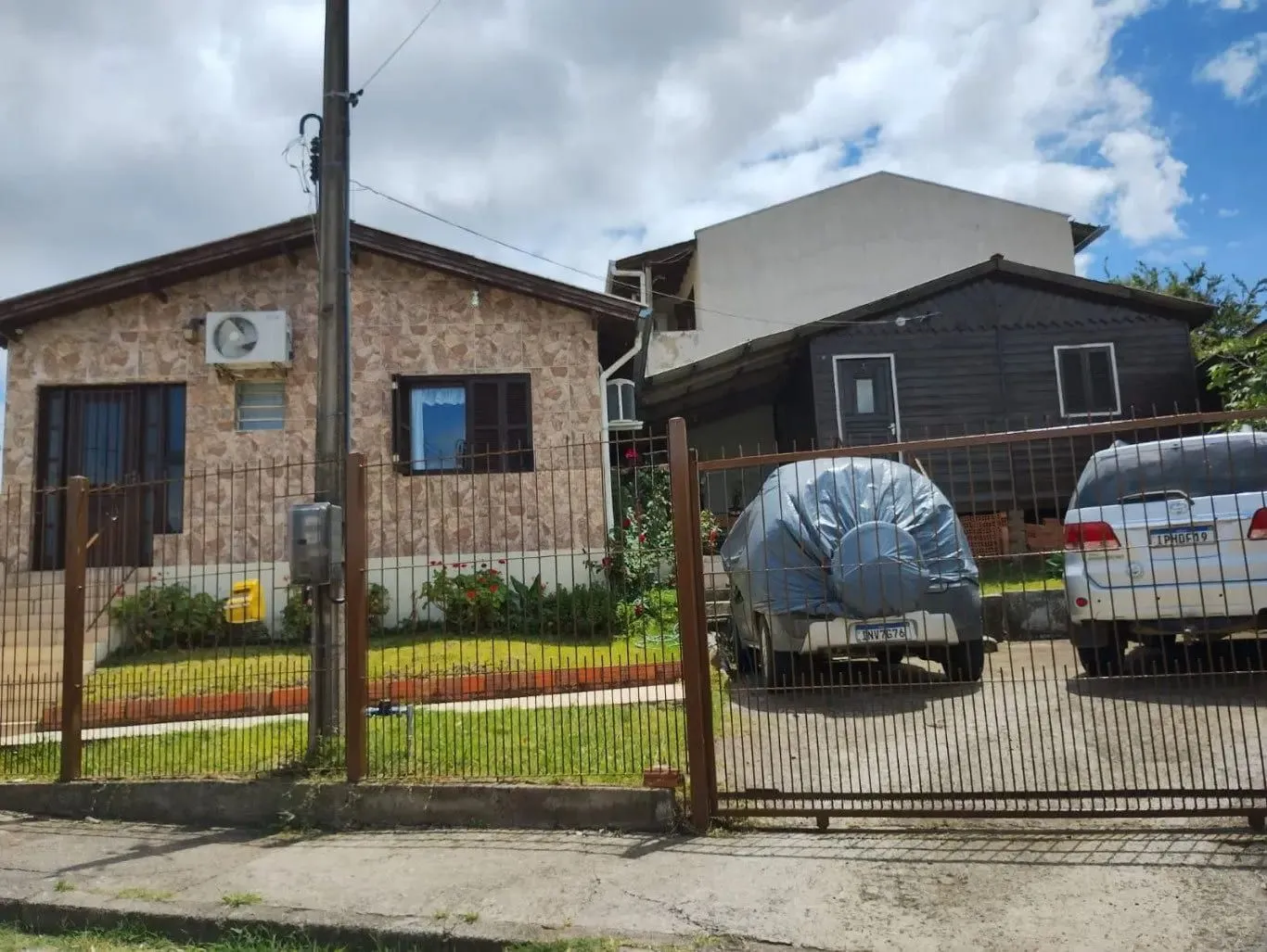 Imagem Casa de 3 dormitórios e 111m² à venda em Jardim Botânico, Porto Alegre.