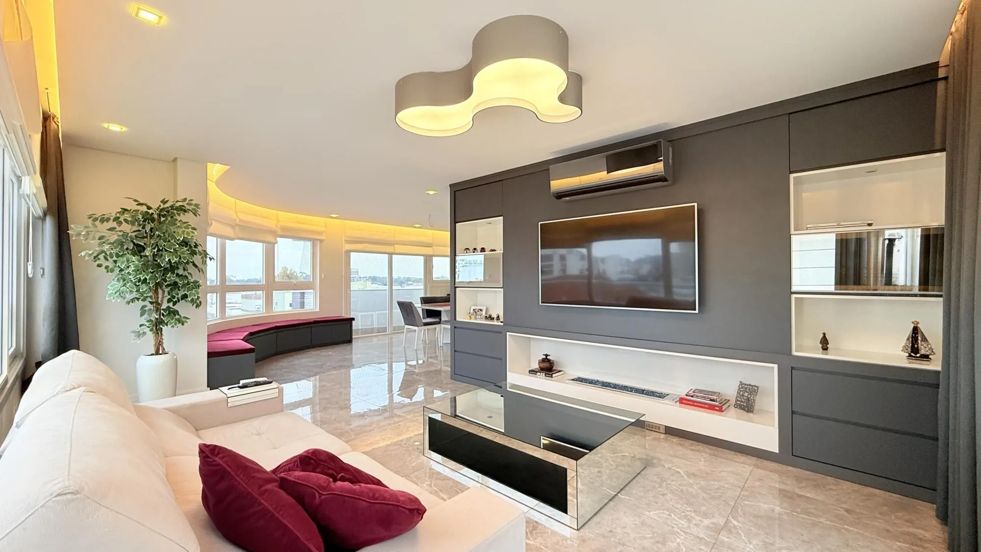 Imagem Excelente apartamento amplo com 2 dormitórios, 2 suítes mais dependência de empregada ou gabinete ou 3º dormitório