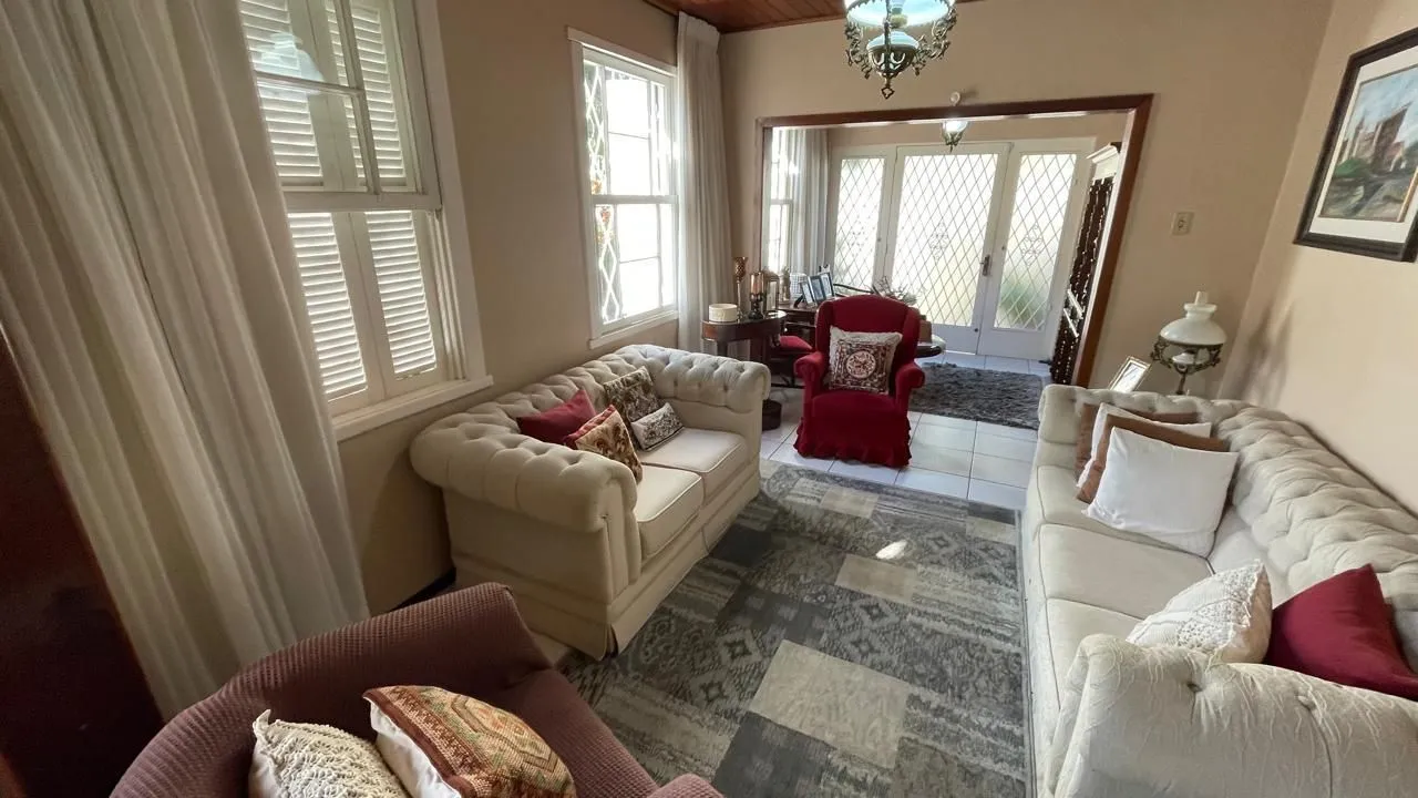 Imagem Casa com pátio com 3 dormitórios, 2 banheiros e 4 vagas.