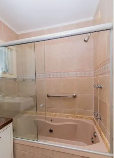 Imagem Casa em Condomínio em Ipanema de 3 dormitórios e 2 vagas DESOCUPADA