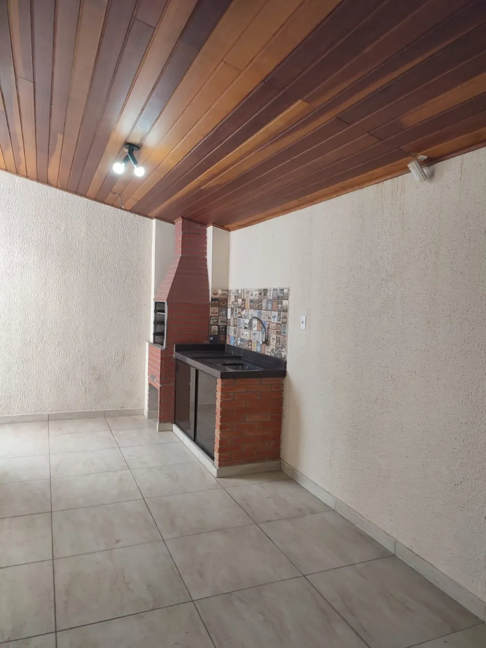 Imagem Imperdível Casa Comercial à Venda em Sorocaba-SP, Bairro Wanel Ville: 2 Quartos, 1 Suíte, 1 Sala, 3 Banheiros, 1 Vaga de Garagem e 380m² de Área.