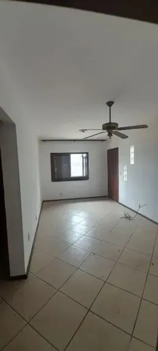 Imagem Casa térrea com 2 dormitórios, amplo pátio e 3 vagas.