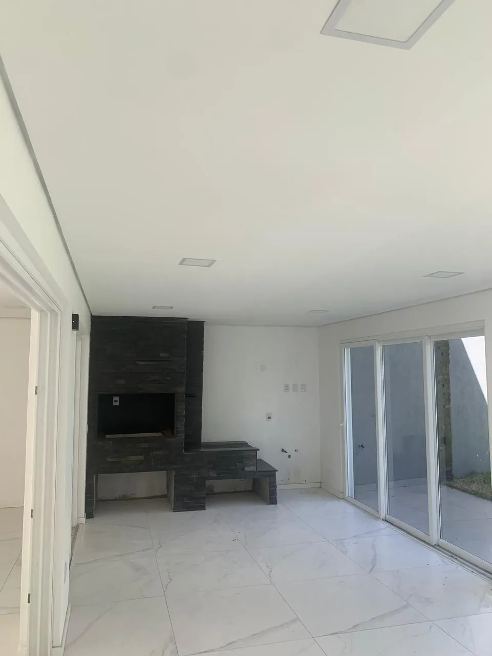 Imagem Casa com 3 dormitórios e suíte à Venda no Bairro Medianeira - Porto Alegre/RS