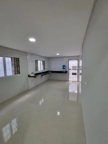 Imagem VENDA DE SOBRADO NOVO NO JARDIM PLANALTO, EM ARUJÁ/SP, 115m² com 3 suítes, sala ampla com led, área gourmet com churrasqueira e 02 vagas. CONSULTE-NOS