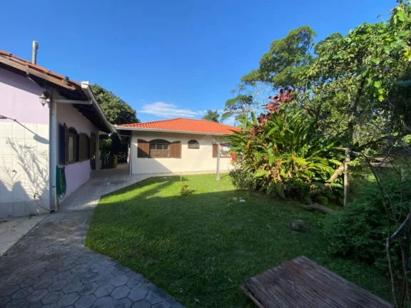 Imagem CASA COM AMPLO TERRENO, 3 QUARTOS, CENTRO