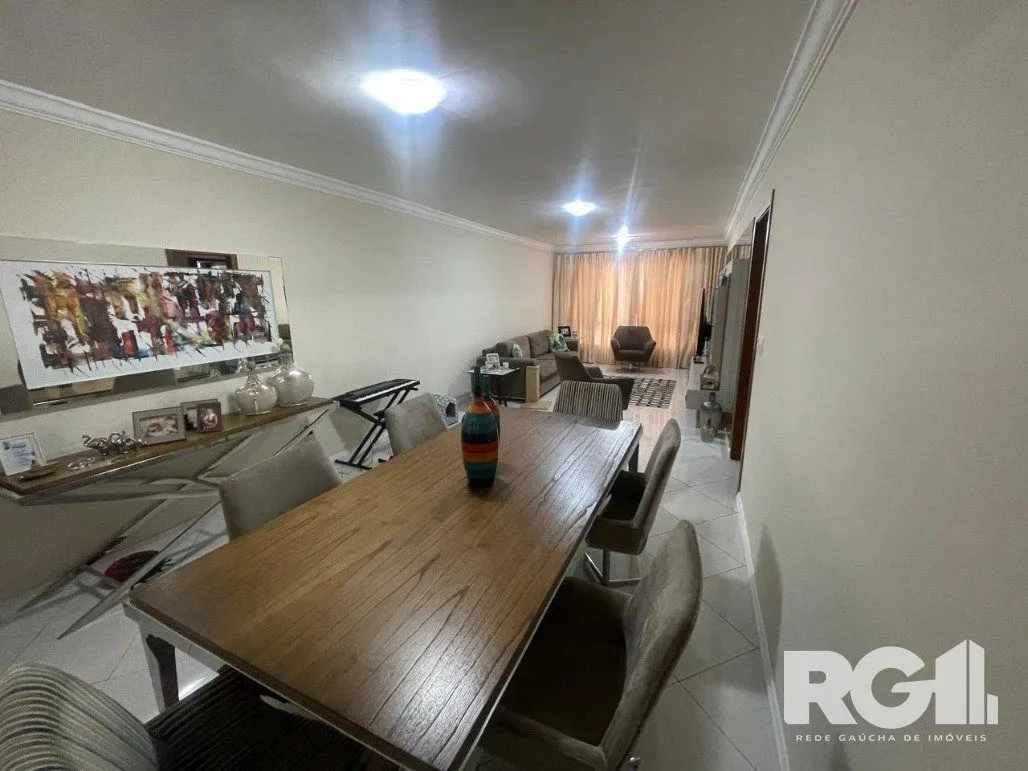 Imagem Apartamento com 3 dormitórios, 1 suíte, lavabo, 2 vagas cobertas, semimobiliado, churrasqueira e lareira.