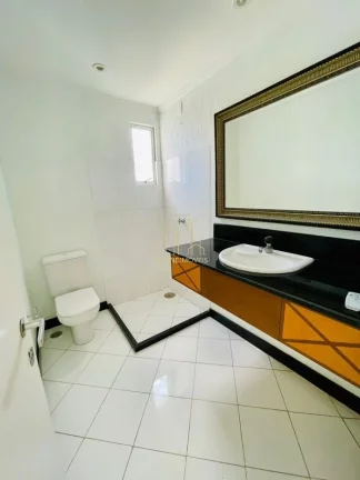 Imagem Apartamento amplo e bem localizado com quatro quartos e varanda a venda no Itaigara