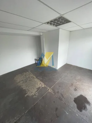 Imagem Galpão Corporativo com Pé-Direito Alto e Estrutura Completa