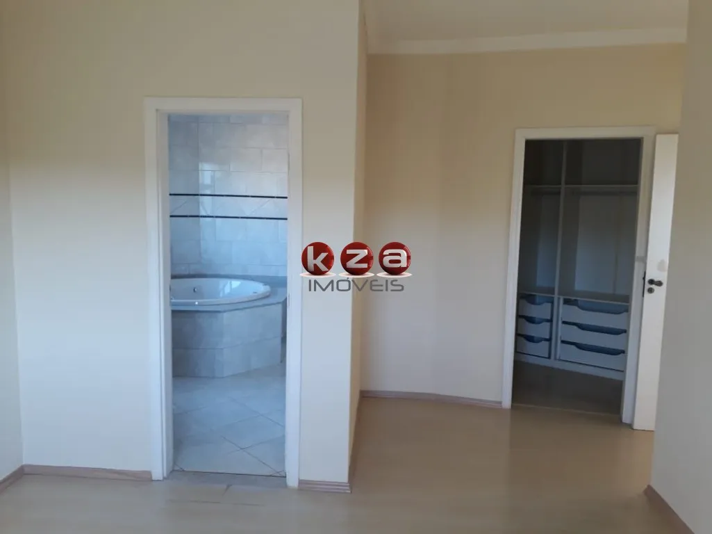 Imagem Casa de 3 quartos no Condomínio Terras do Caribe, em Valinhos-SP: 3 salas, 1 suíte, 4 vagas de garagem e 218m² de área.