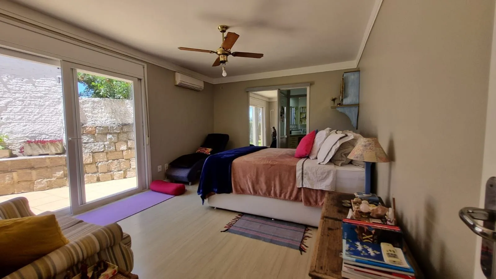Imagem Casa Espetacular com Vista Deslumbrante, Reformada por Arquiteto de 2 dormitórios, suíte, próximo a PUC e Carrefour no bairro Partenon em Porto Alegre/RS/