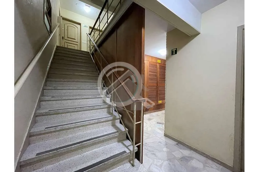 Imagem Localizado no coração do charmoso bairro Moinhos de Vento, este apartamento de 100m² oferece o eq...