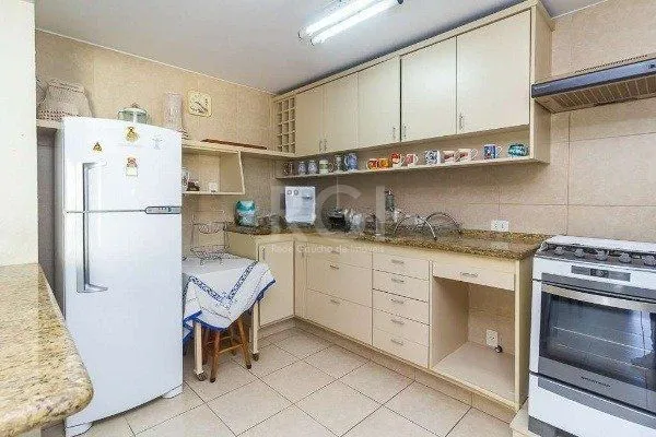 Imagem Casa para Venda - 227m², 3 dormitórios, sendo 1 suites, 4 vagas - Azenha