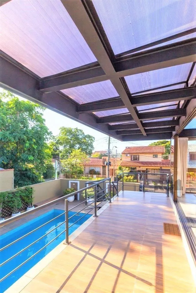 Imagem Casa de 380m², bairro Guarujá